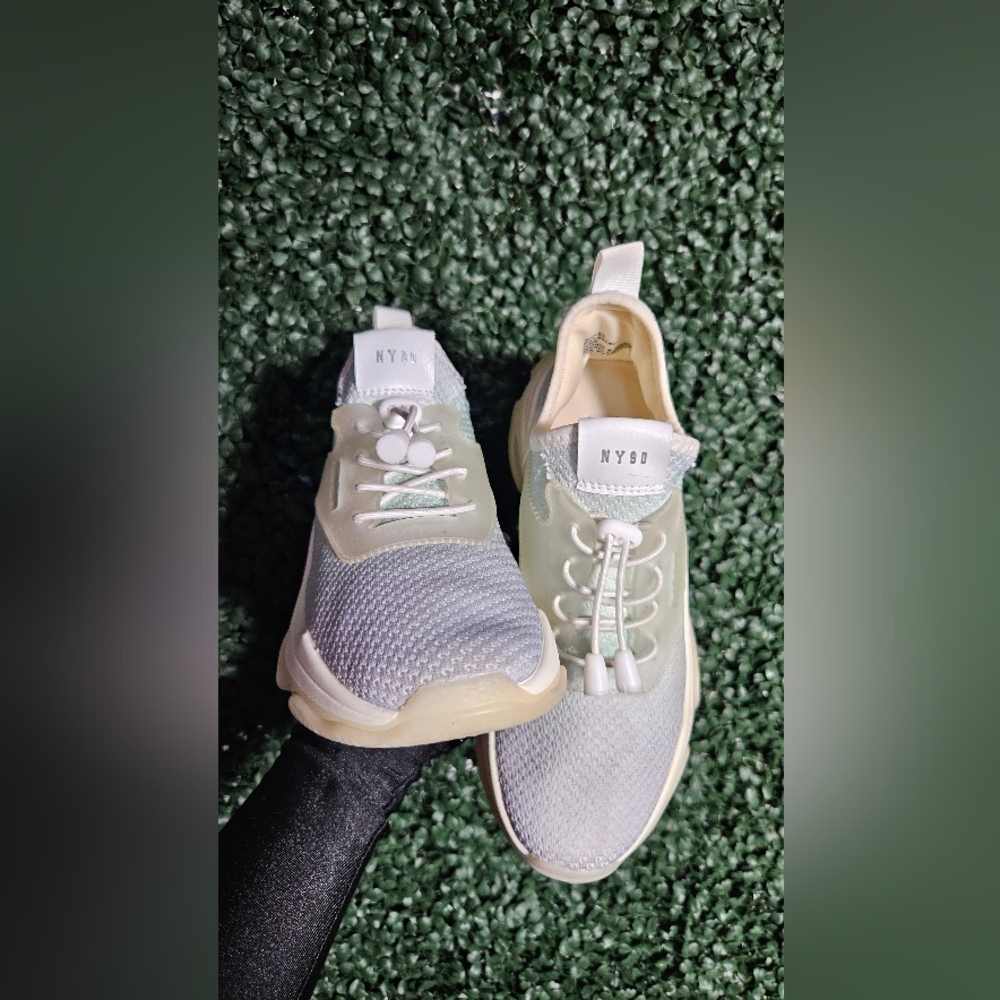 Steve Madden Cream Sneakers Classic Design - Picture 3 of 5